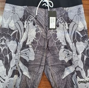 Oakley flower print board shorts NWT sz L